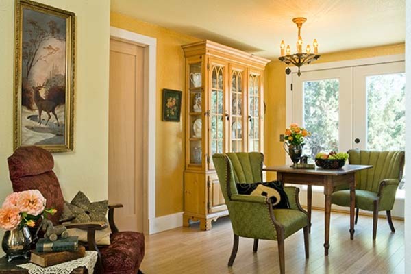 Идея дизайна: гостиная-столовая среднего размера в классическом стиле с полом из бамбука и желтыми стенами