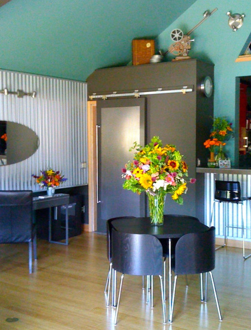 Réalisation d'une petite salle à manger bohème avec un mur multicolore et parquet en bambou.