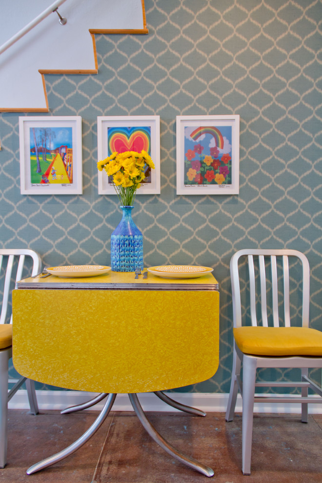 Foto di una sala da pranzo moderna con pareti blu