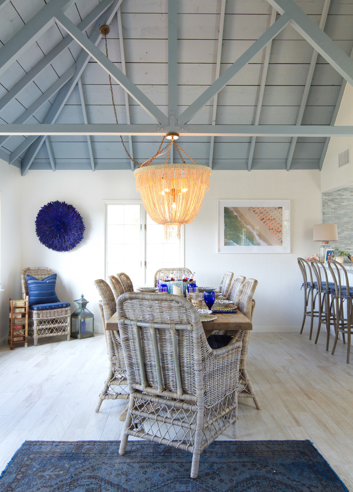 Idee per una sala da pranzo aperta verso la cucina costiera con pareti bianche, parquet chiaro e nessun camino