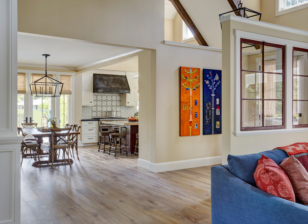 Mittelgroße Landhaus Wohnküche mit beiger Wandfarbe, braunem Holzboden und buntem Boden in San Francisco