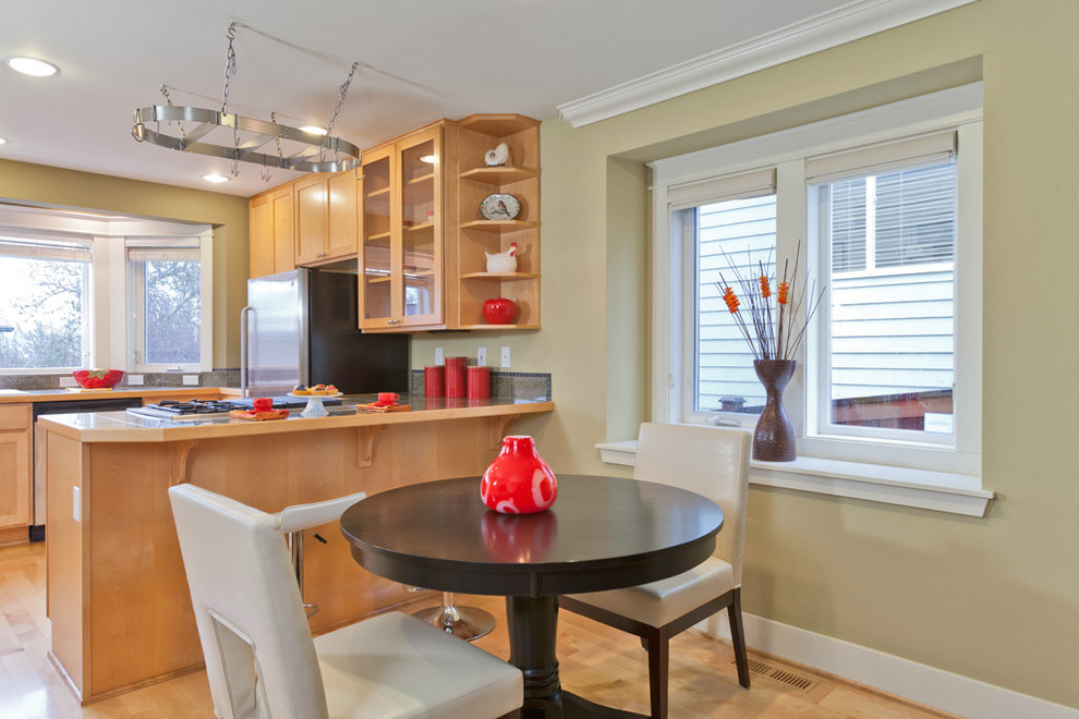 Esempio di una sala da pranzo aperta verso la cucina chic con pareti beige e pavimento in legno massello medio
