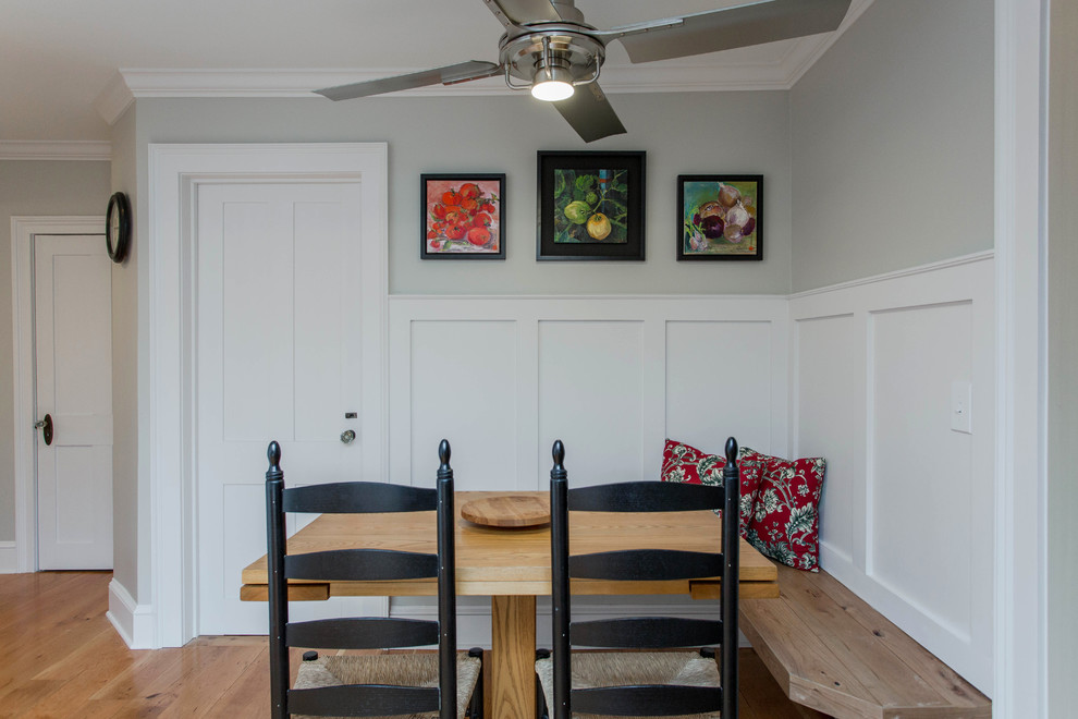 Foto på ett litet vintage kök med matplats, med mellanmörkt trägolv och grå väggar