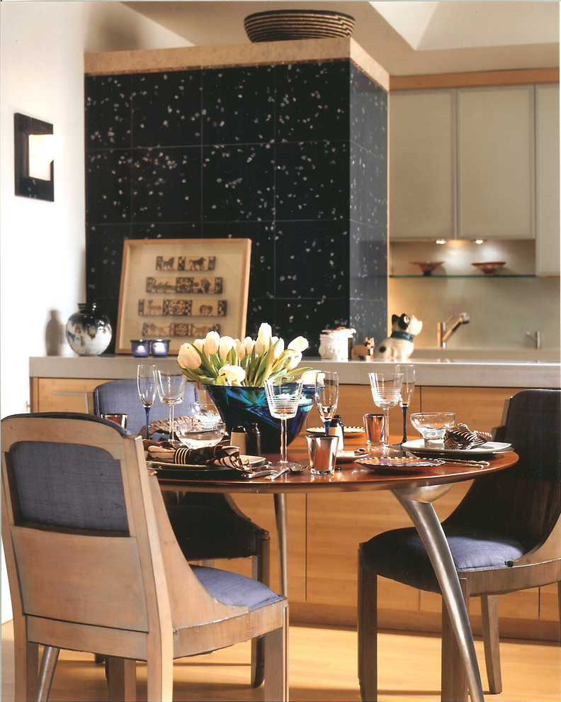 Foto di una piccola sala da pranzo aperta verso il soggiorno contemporanea con pareti bianche e parquet chiaro
