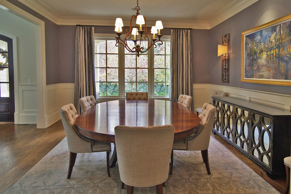 Esempio di una sala da pranzo tradizionale chiusa e di medie dimensioni con pareti viola, pavimento in legno massello medio, nessun camino e pavimento marrone