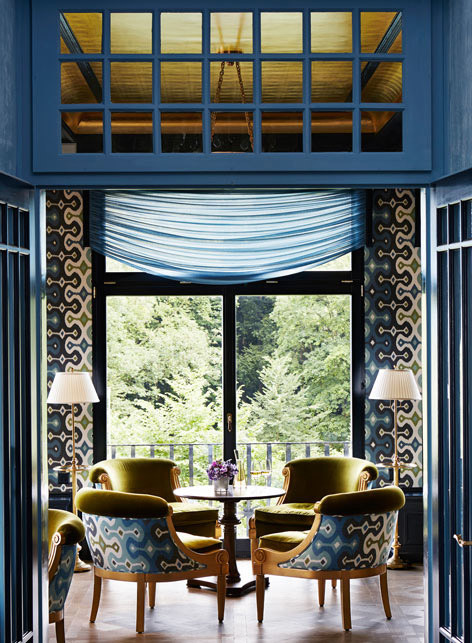 Свежая идея для дизайна: гостиная-столовая среднего размера в современном стиле с разноцветными стенами и светлым паркетным полом без камина - отличное фото интерьера
