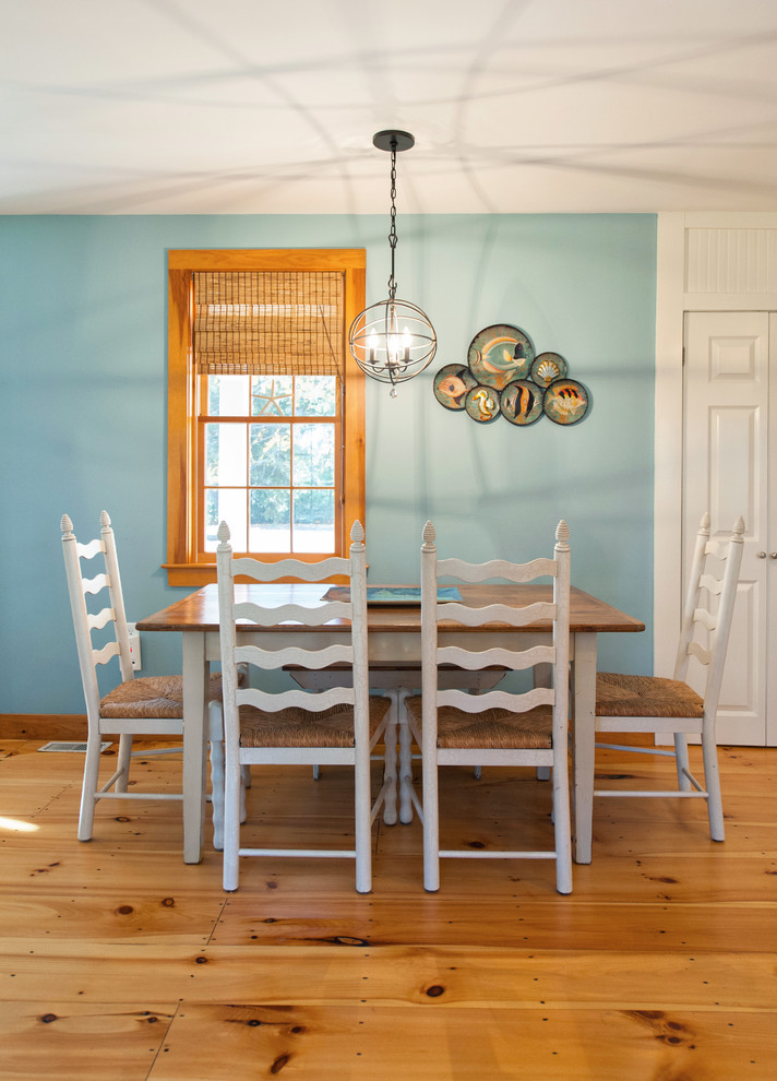 Ispirazione per una grande sala da pranzo aperta verso il soggiorno stile marinaro con pareti blu, pavimento in legno massello medio e nessun camino