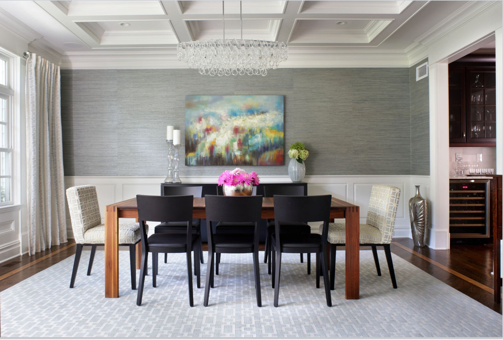 Стильный дизайн: отдельная столовая среднего размера в стиле неоклассика (современная классика) с серыми стенами, кессонным потолком и обоями на стенах - последний тренд