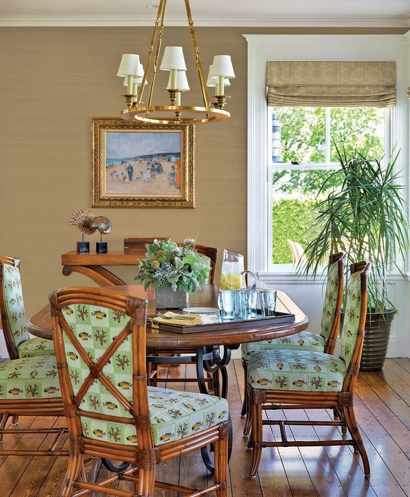 Immagine di una sala da pranzo stile marinaro chiusa e di medie dimensioni con pareti beige, pavimento in legno massello medio e nessun camino