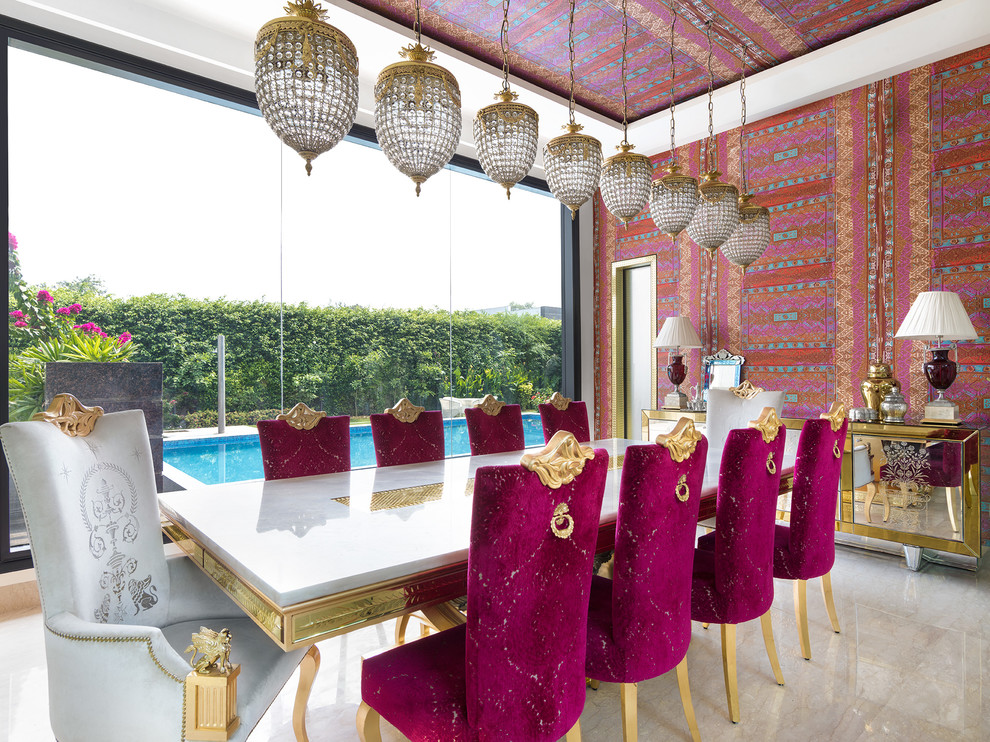 Exemple d'une salle à manger éclectique de taille moyenne et fermée avec un sol en marbre, un mur multicolore et un sol beige.