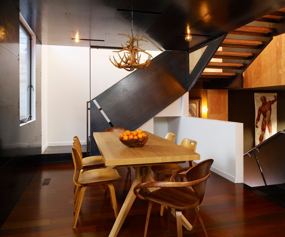 Пример оригинального дизайна: маленькая кухня-столовая в стиле модернизм с белыми стенами и темным паркетным полом для на участке и в саду