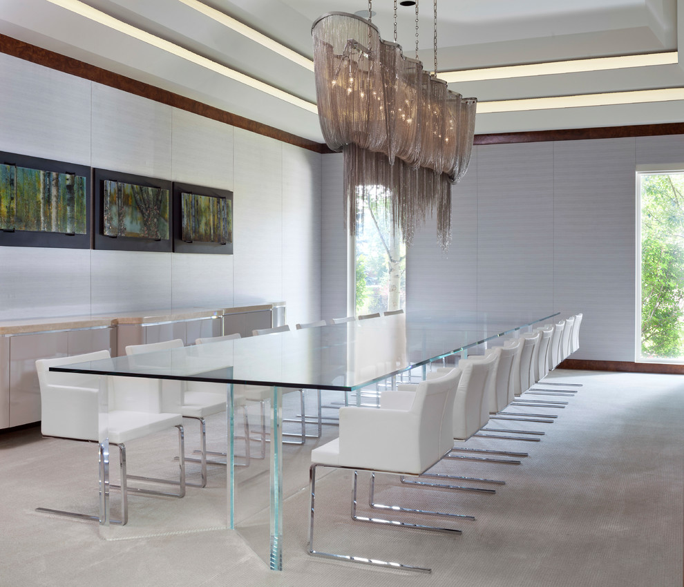 Réalisation d'une salle à manger design avec un mur blanc, moquette et un sol blanc.