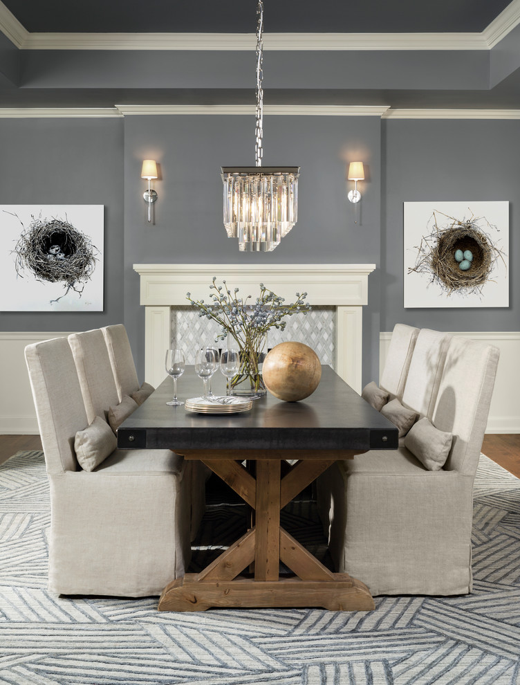 На фото: столовая в классическом стиле с серыми стенами и стандартным камином