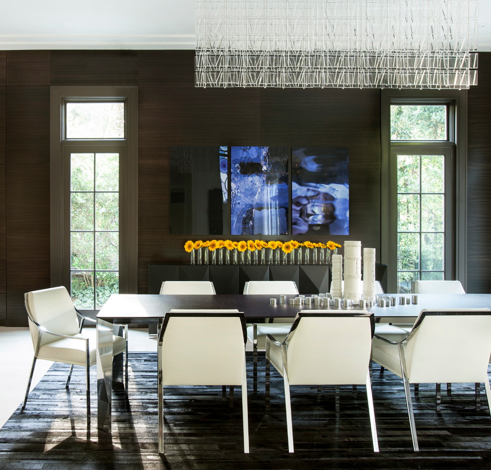 Стильный дизайн: столовая в современном стиле с коричневыми стенами - последний тренд