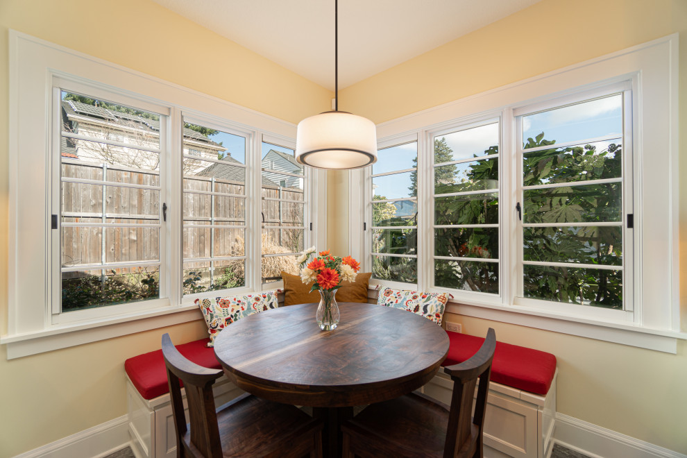 Mittelgroße Klassische Wohnküche mit Porzellan-Bodenfliesen und grauem Boden in Portland