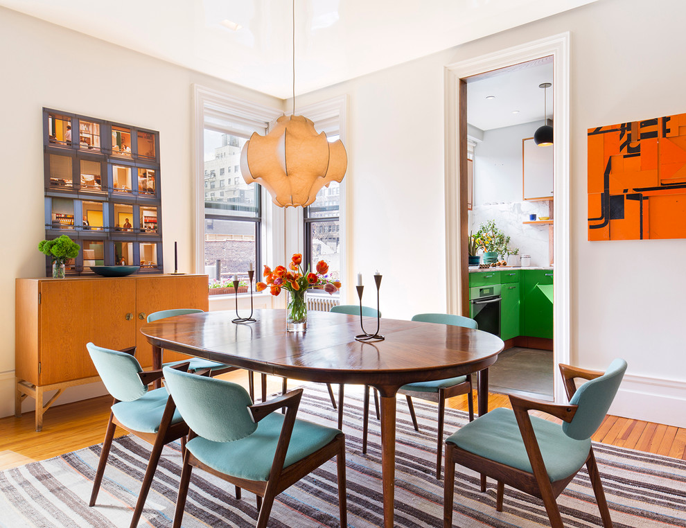 Foto de comedor actual con paredes blancas y suelo de madera en tonos medios
