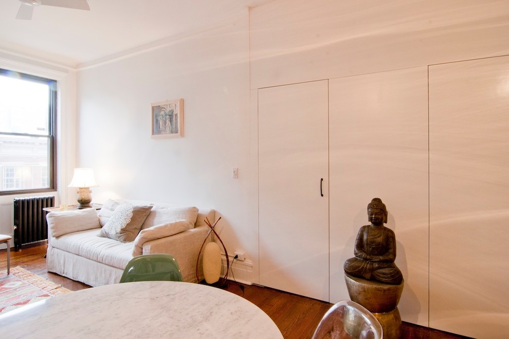 Geschlossenes, Kleines Uriges Esszimmer mit weißer Wandfarbe, braunem Holzboden und braunem Boden in New York