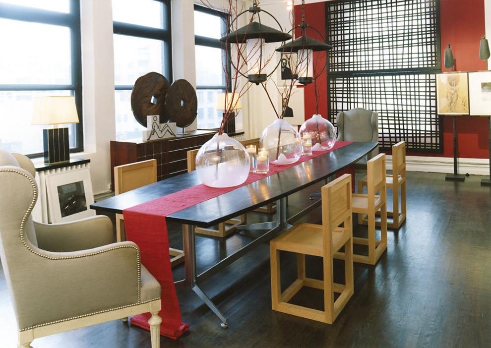 На фото: столовая в стиле фьюжн с красными стенами и темным паркетным полом