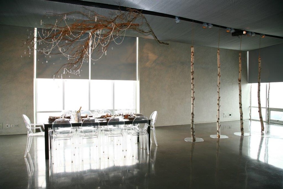 Esempio di una grande sala da pranzo aperta verso il soggiorno minimal con pareti grigie