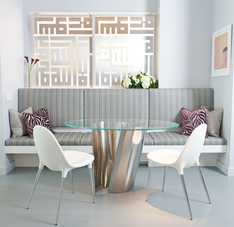 Inspiration pour une salle à manger design fermée et de taille moyenne avec un mur gris et un sol en marbre.