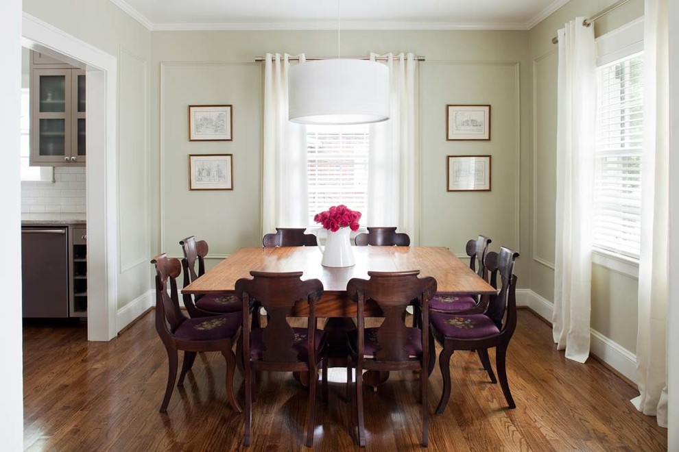 Ispirazione per una sala da pranzo aperta verso la cucina classica di medie dimensioni con pareti grigie e pavimento in legno massello medio
