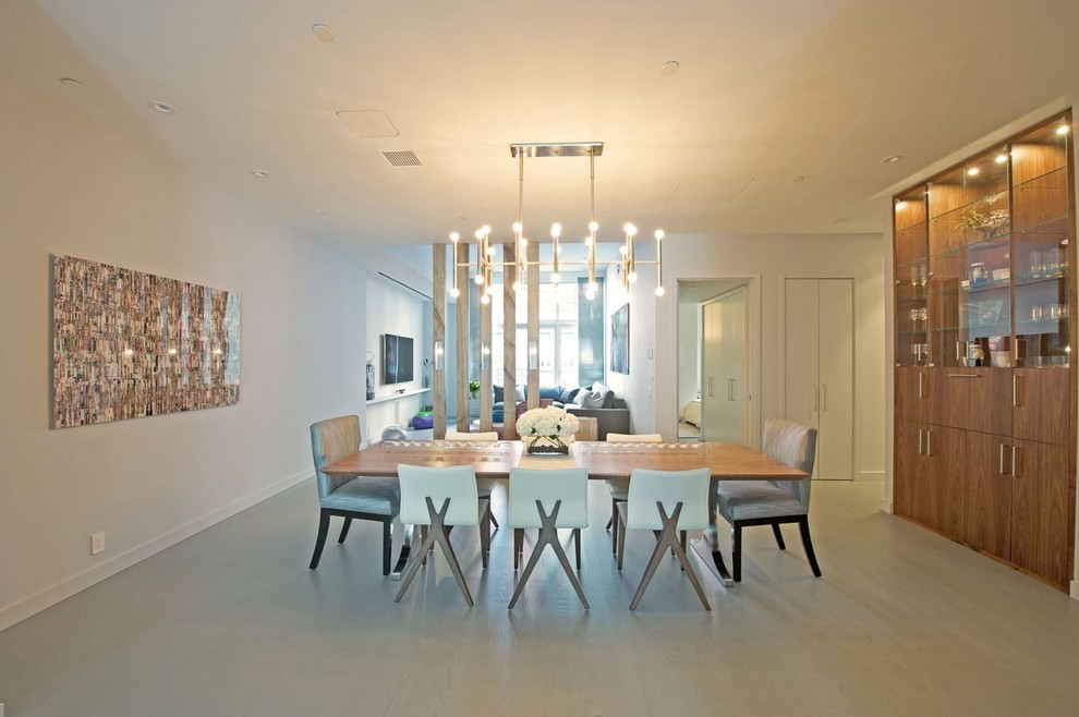 Immagine di una sala da pranzo aperta verso il soggiorno minimal di medie dimensioni con pareti beige e nessun camino