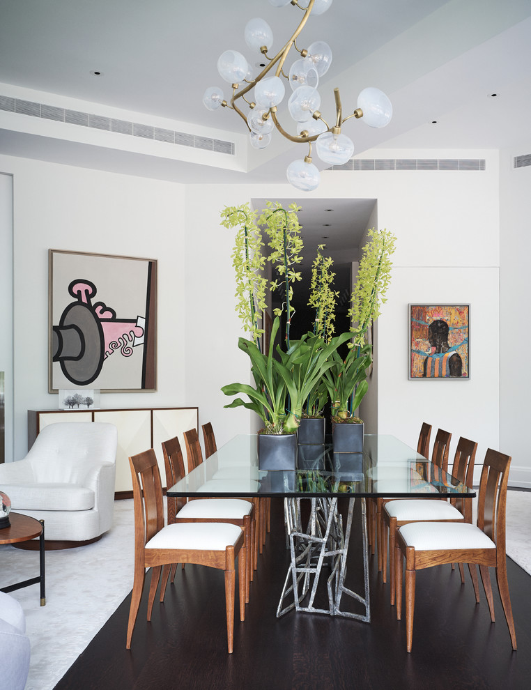 Immagine di una sala da pranzo design con pareti bianche, parquet scuro e pavimento marrone