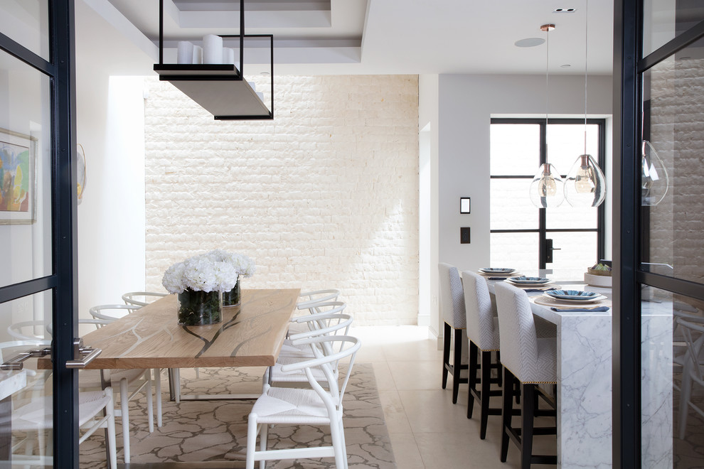Diseño de comedor de cocina clásico renovado grande con paredes blancas y suelo beige