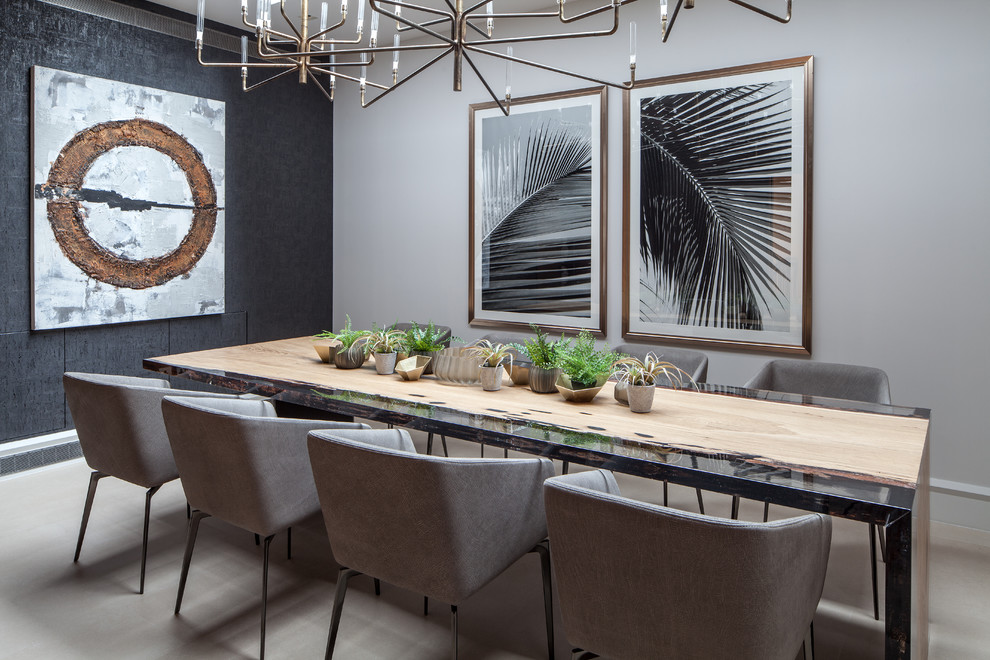 Idee per una sala da pranzo minimal con pareti nere, nessun camino e pavimento beige