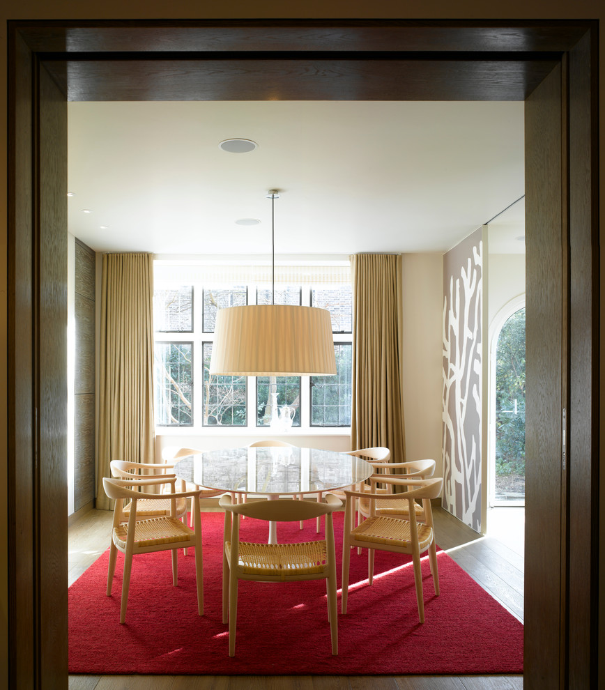 Immagine di una sala da pranzo classica chiusa e di medie dimensioni con pareti beige