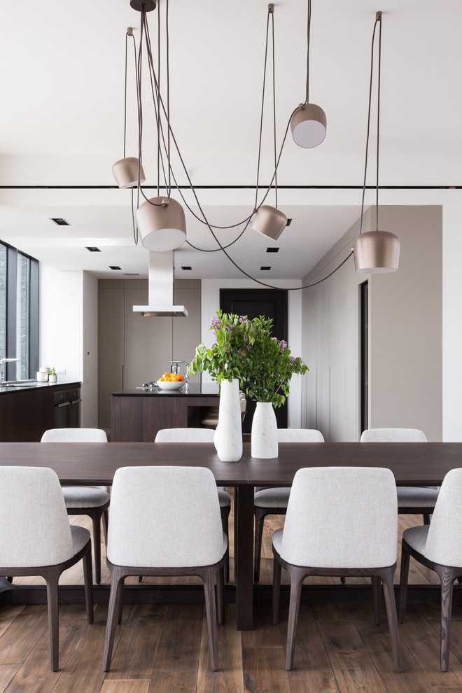 Moderne Wohnküche mit braunem Holzboden und braunem Boden in New York