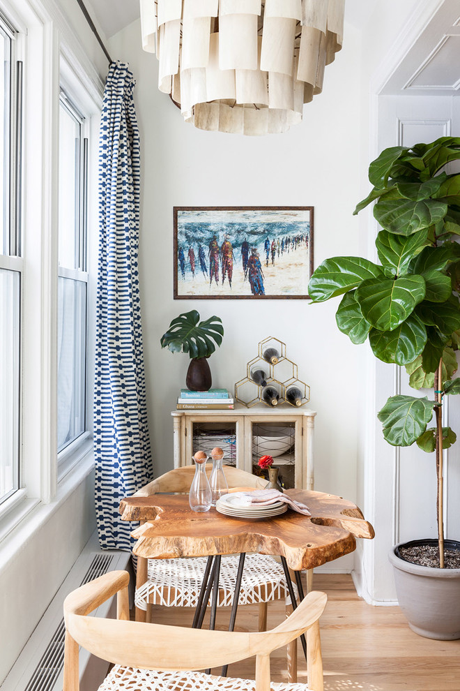 Kleine Eklektische Wohnküche mit weißer Wandfarbe, hellem Holzboden und beigem Boden in New York