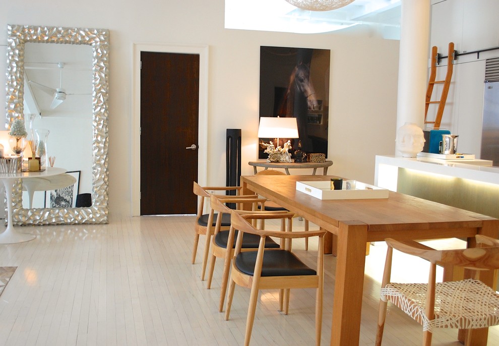 Foto di un'ampia sala da pranzo aperta verso la cucina scandinava con pareti bianche, parquet chiaro e pavimento bianco