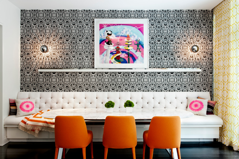Imagen de comedor contemporáneo con paredes multicolor y suelo de madera oscura