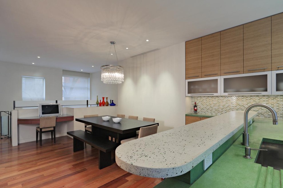 Diseño de comedor de cocina minimalista de tamaño medio con paredes blancas y suelo de madera en tonos medios