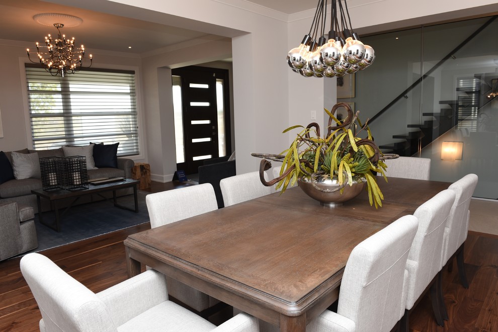 На фото: гостиная-столовая среднего размера в современном стиле с серыми стенами, темным паркетным полом и коричневым полом без камина