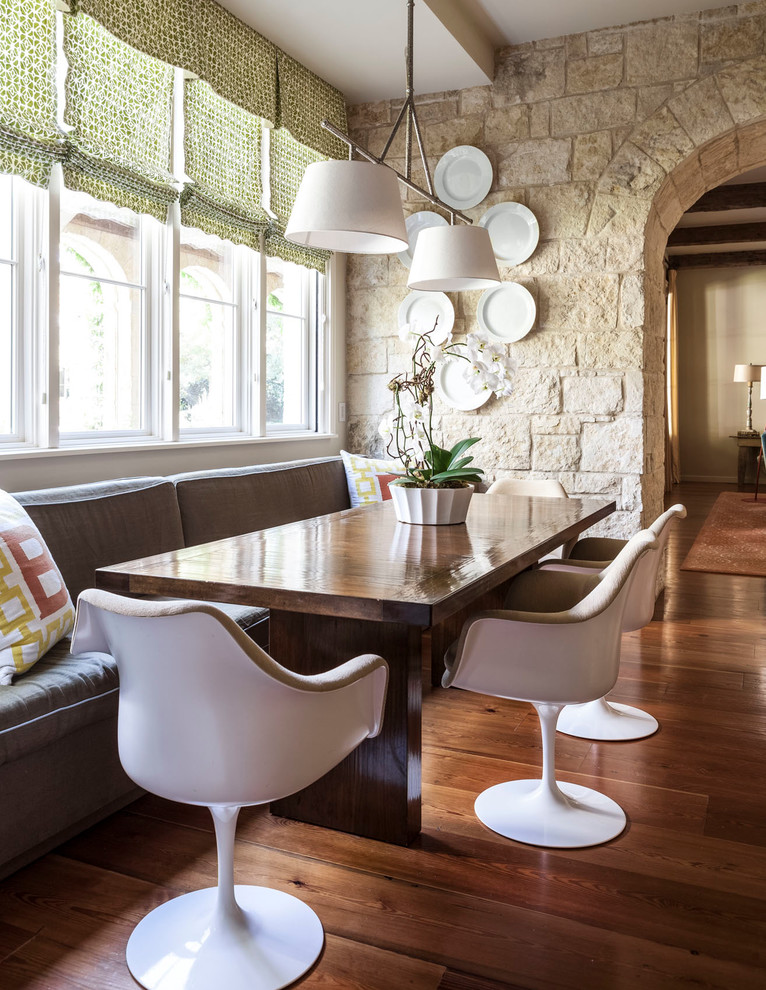 Idee per una sala da pranzo classica con pareti beige e pavimento in legno massello medio