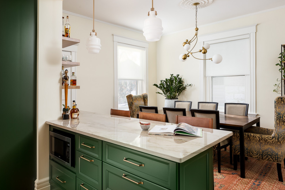 Immagine di una piccola sala da pranzo aperta verso la cucina classica con pareti bianche e pavimento in legno massello medio