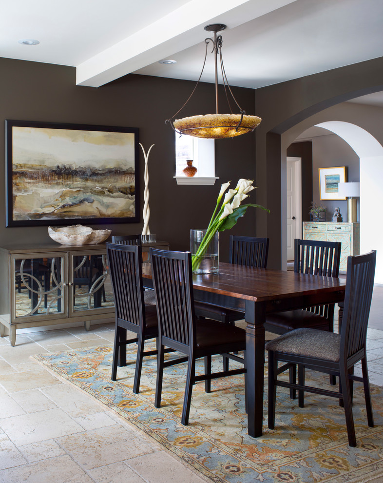 Foto di una sala da pranzo aperta verso la cucina classica di medie dimensioni con pareti marroni, pavimento in travertino e pavimento beige