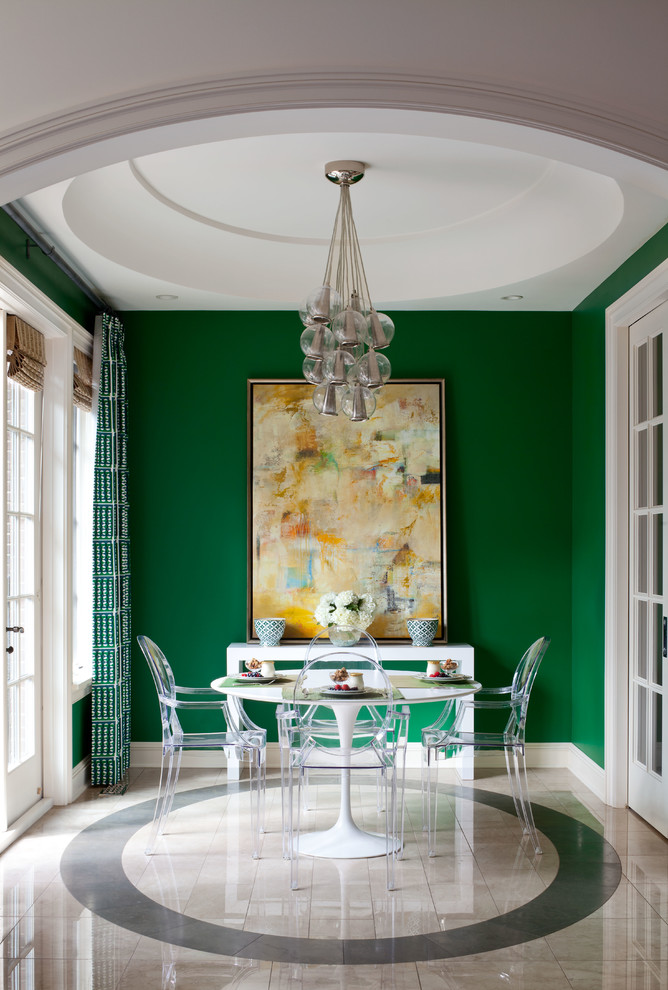 Immagine di una sala da pranzo tradizionale con pareti verdi