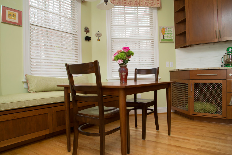 На фото: кухня-столовая среднего размера в стиле неоклассика (современная классика) с паркетным полом среднего тона, оранжевым полом и зелеными стенами с