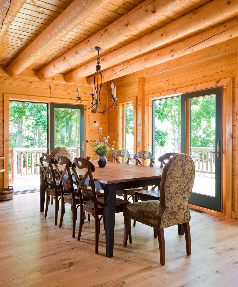 Foto di una sala da pranzo classica con pavimento in legno massello medio