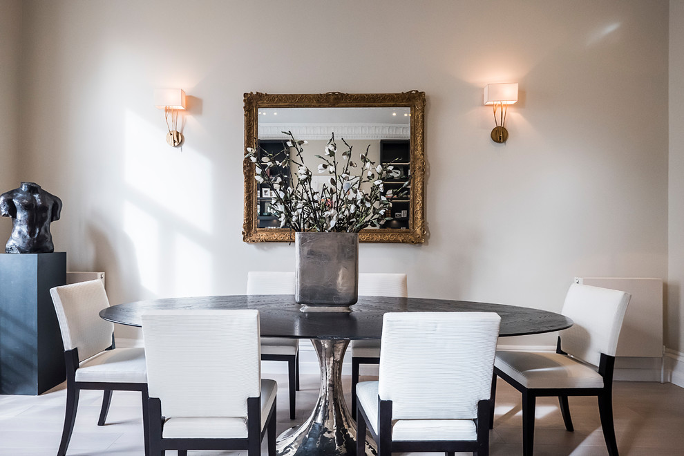 Idées déco pour une salle à manger classique de taille moyenne avec un mur gris et un sol marron.