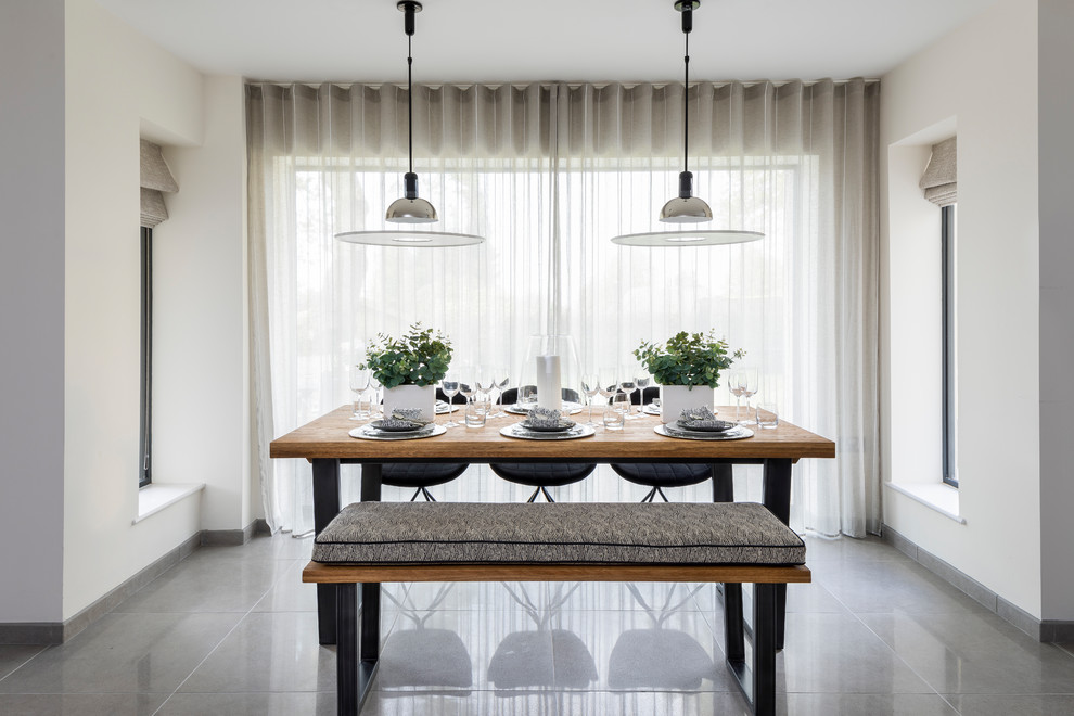 Стильный дизайн: гостиная-столовая среднего размера в современном стиле с белыми стенами, полом из керамической плитки и серым полом без камина - последний тренд
