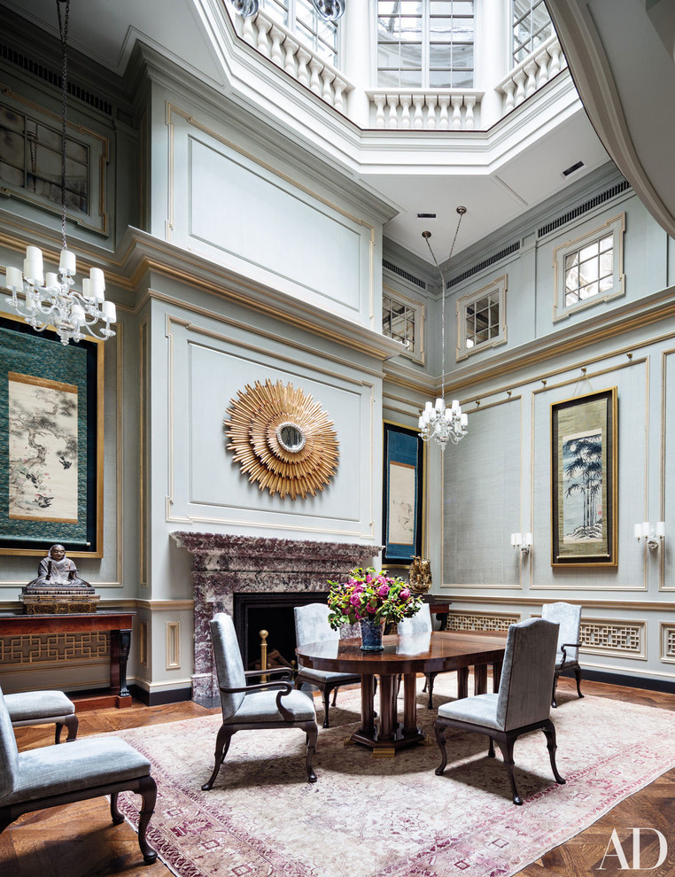 Offenes, Mittelgroßes Klassisches Esszimmer mit grauer Wandfarbe, braunem Holzboden, Kamin, Kaminumrandung aus Stein und braunem Boden in New York