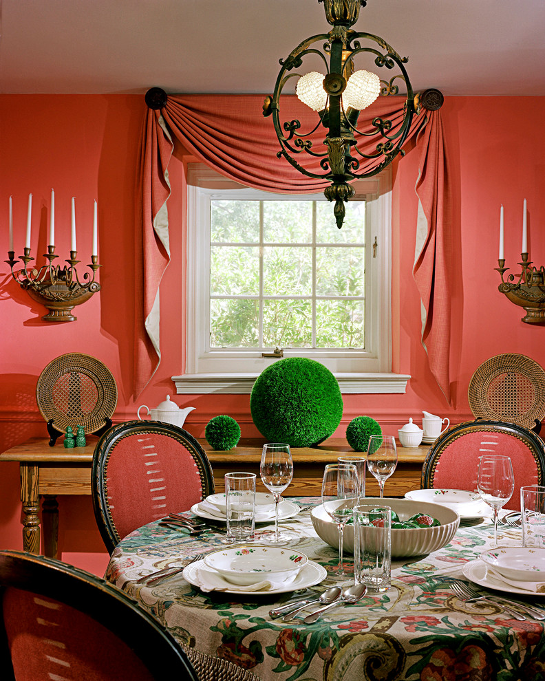 Inredning av en klassisk matplats, med rosa väggar