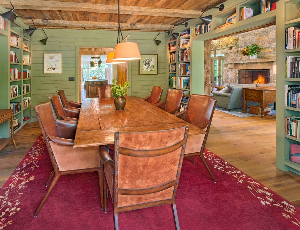 Imagen de comedor rural cerrado con paredes verdes y suelo de madera en tonos medios