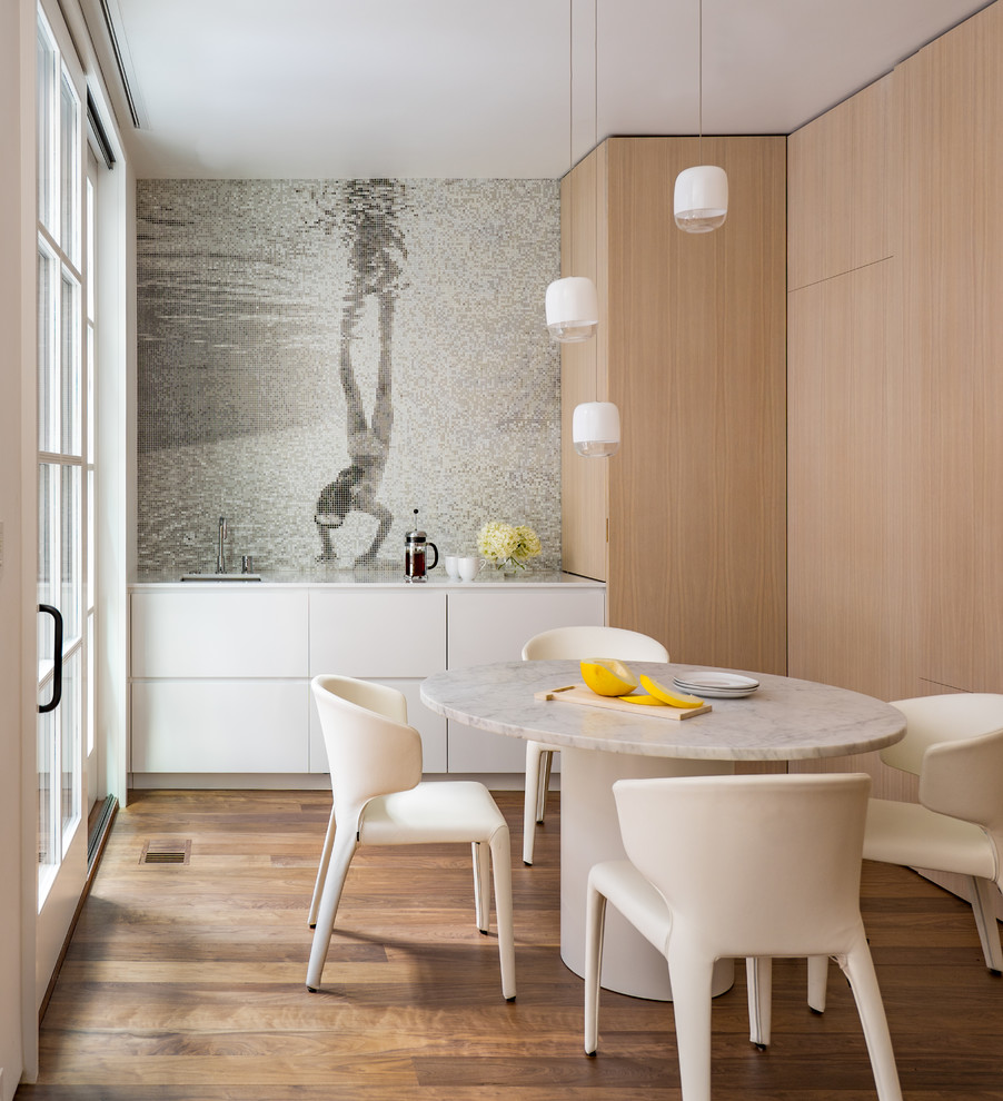 Mittelgroße Moderne Wohnküche ohne Kamin mit braunem Holzboden, braunem Boden und bunten Wänden in Boston