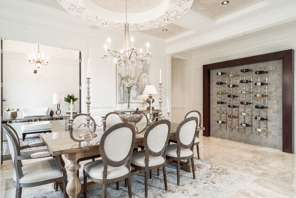 Idée de décoration pour une grande salle à manger ouverte sur le salon tradition avec un mur blanc, un sol en marbre et un sol beige.
