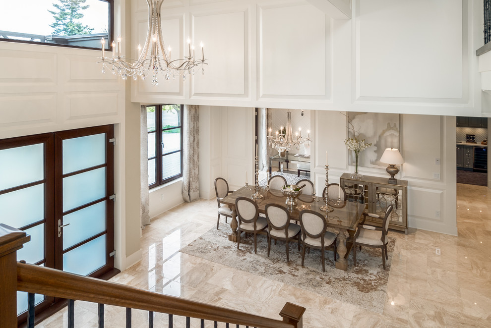 Idee per una grande sala da pranzo aperta verso il soggiorno chic con pareti bianche, pavimento in marmo e pavimento beige